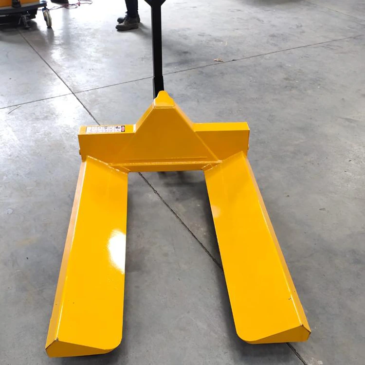 Come evitare deformazioni e abrasioni durante la movimentazione delle bobine? Si distingue il nuovo carrello a forche curve