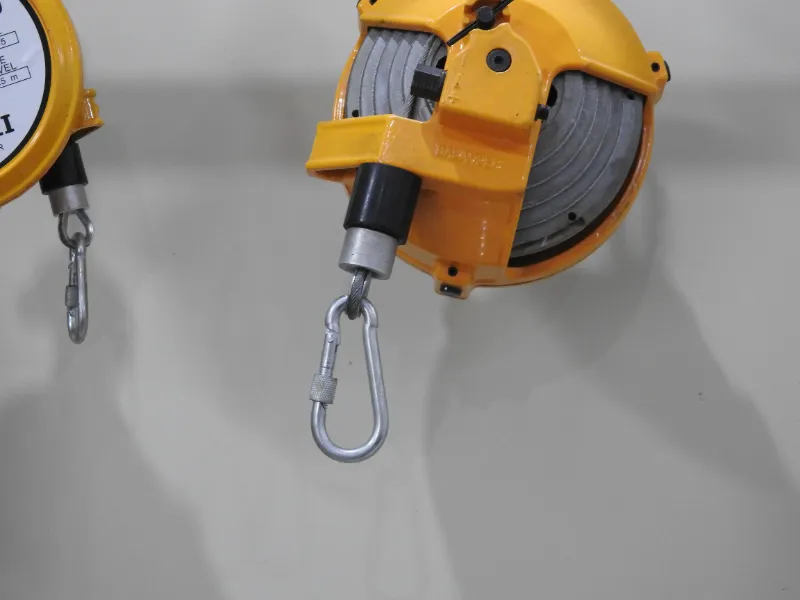 Materiale e funzione del manicotto in gomma tampone per il bilanciatore a molla?